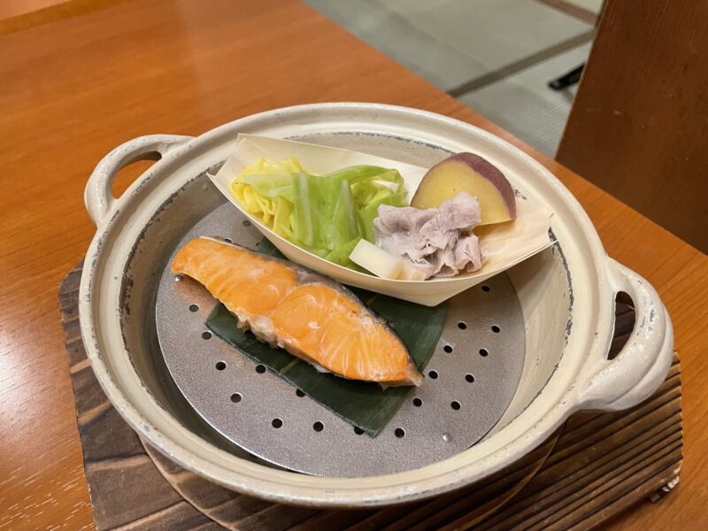 奈良屋朝食　鮭と豚肉と野菜の蒸し物