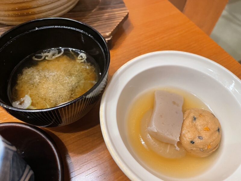 奈良屋朝食　味噌汁と煮物