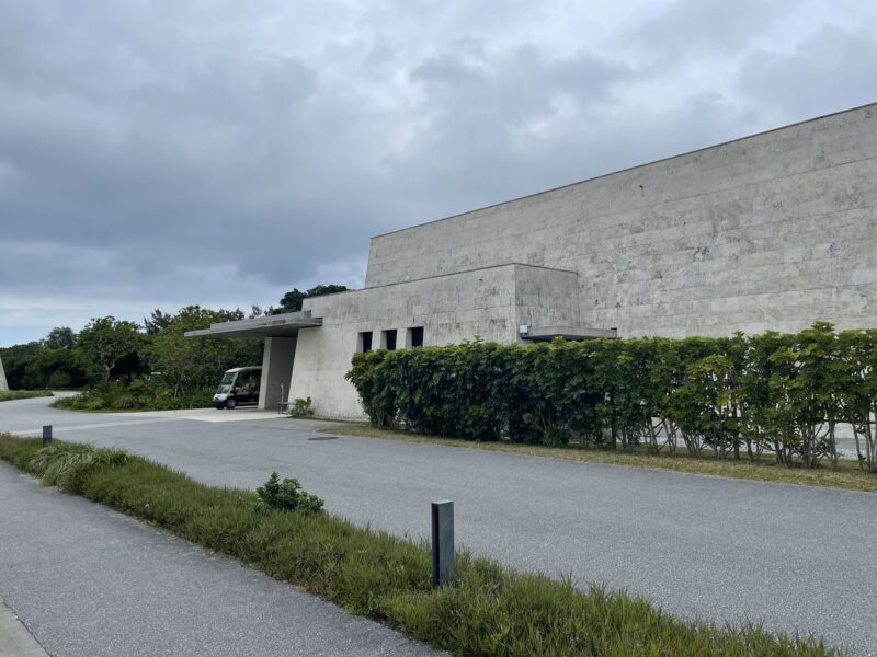 星のや沖縄レセプションの建物