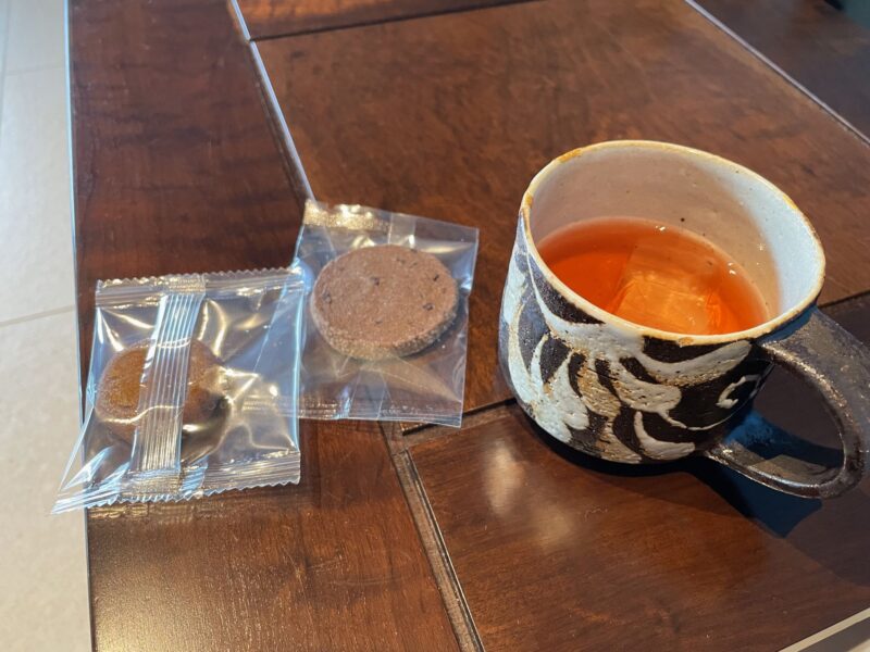 ハイビスカスティーとお菓子