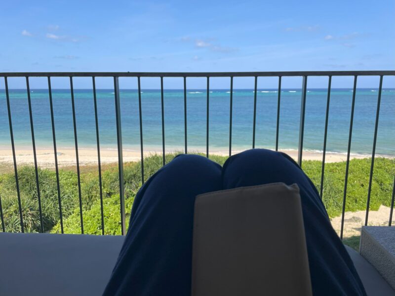 テラスリビングで読書