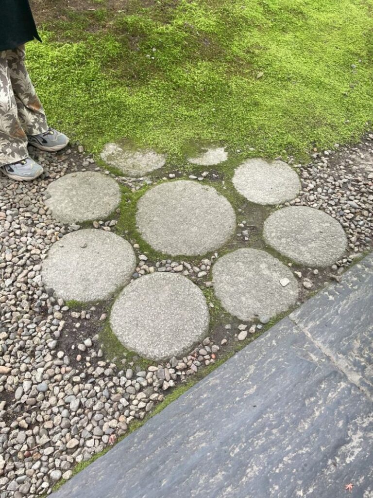 円通院の庭にある伊達家の家紋
