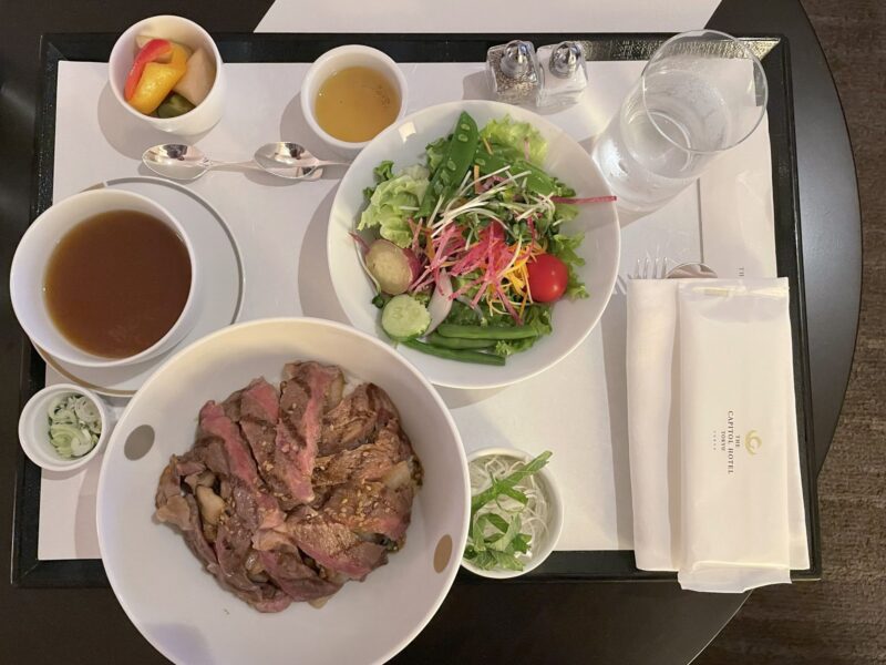ザ・キャピトルホテル東急
ルームサービス
サーロインステーキ丼