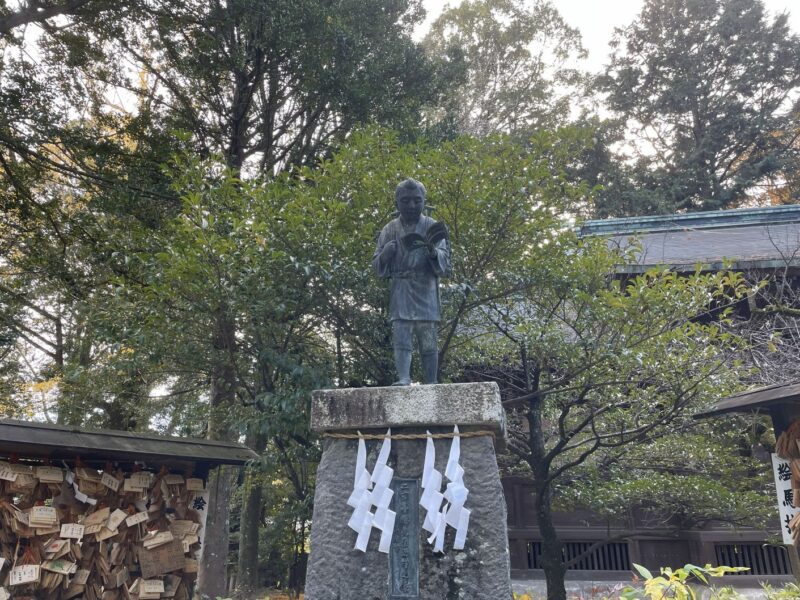 報徳二宮神社
二宮金次郎像