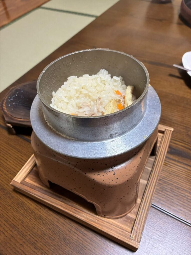 三朝温泉清流荘
夕食　大山鶏の釜めし
