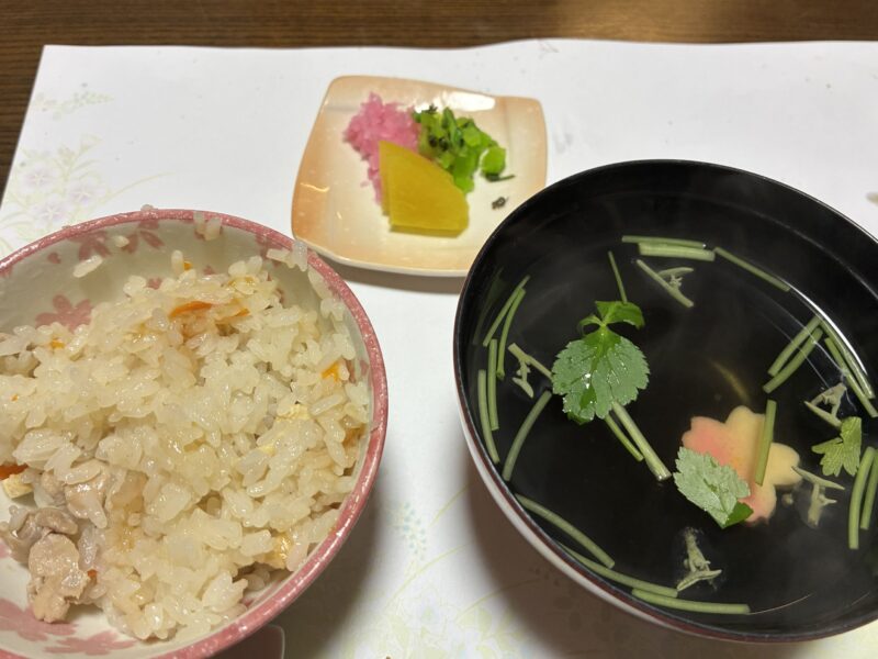 三朝温泉清流荘
夕食　大山鶏の釜めしとお吸い物
