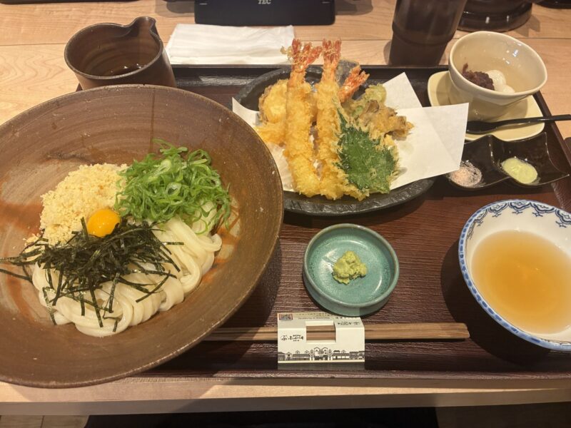 ぶっかけうどんと海老天盛り